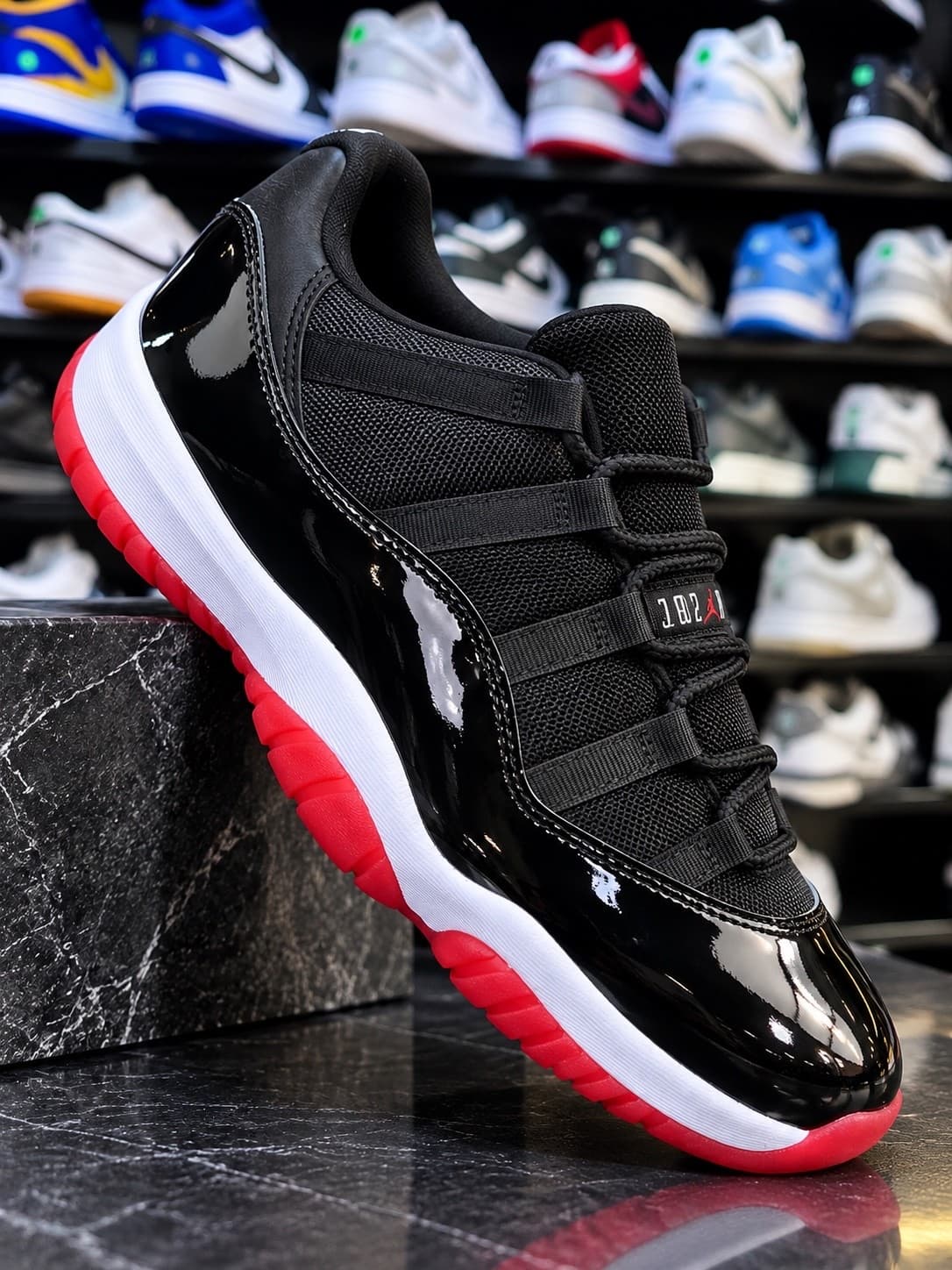 Retro 11 low v4 - image 1